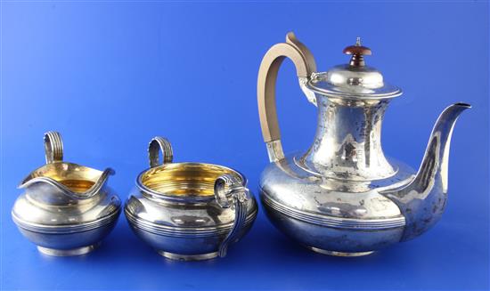 A late Victorian silver three piece silver coffee set by Walter & John Barnard, gross 33 oz.